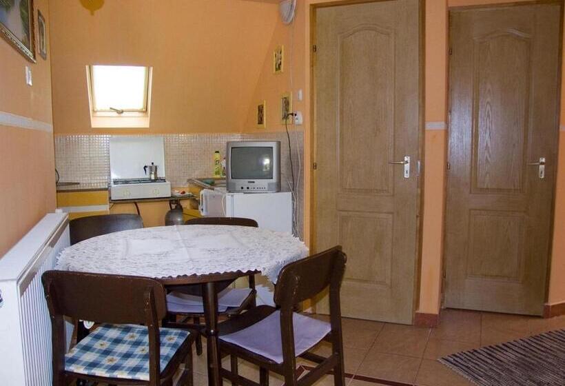 آپارتمان 3 خوابه, Tavi Vendégház