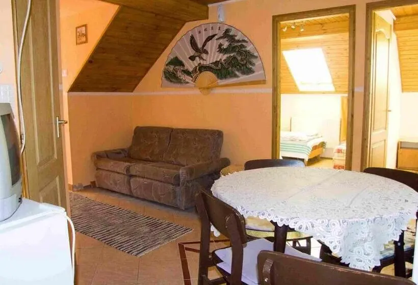 Huoneisto 3 Makuuhuonetta, Tavi Vendégház