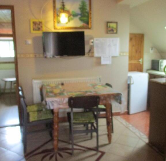 آپارتمان 3 خوابه, Tavi Vendégház