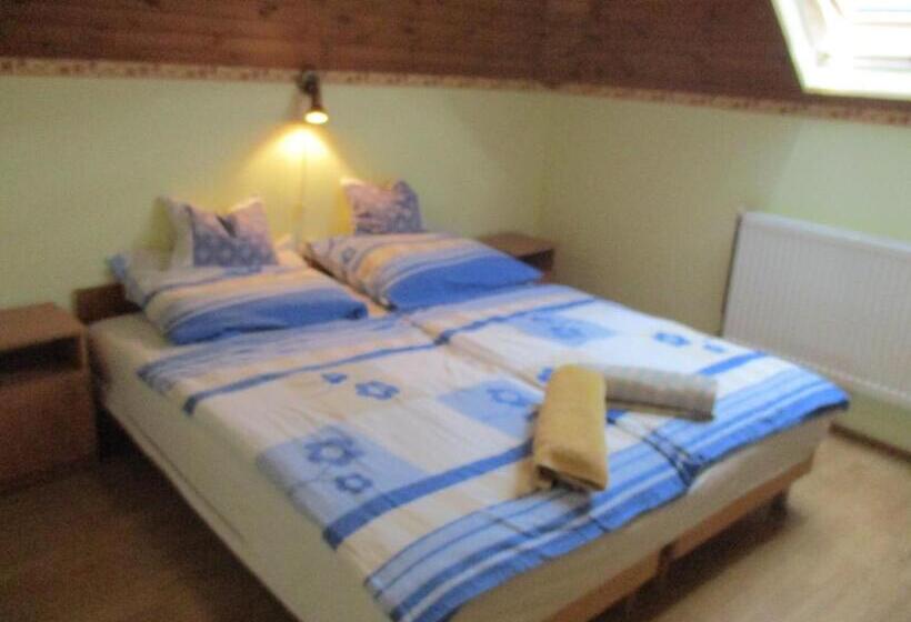 آپارتمان 3 خوابه, Tavi Vendégház