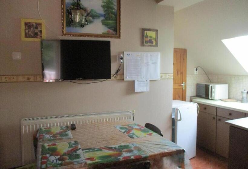 آپارتمان 3 خوابه, Tavi Vendégház