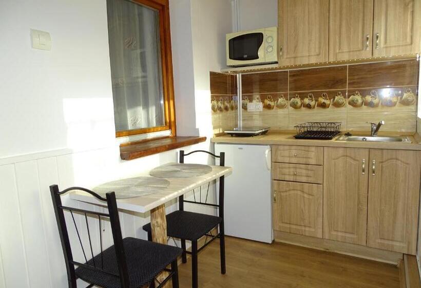 اتاق استاندارد, Tavi Vendégház