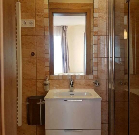 غرفة قياسية, Platán Panzió