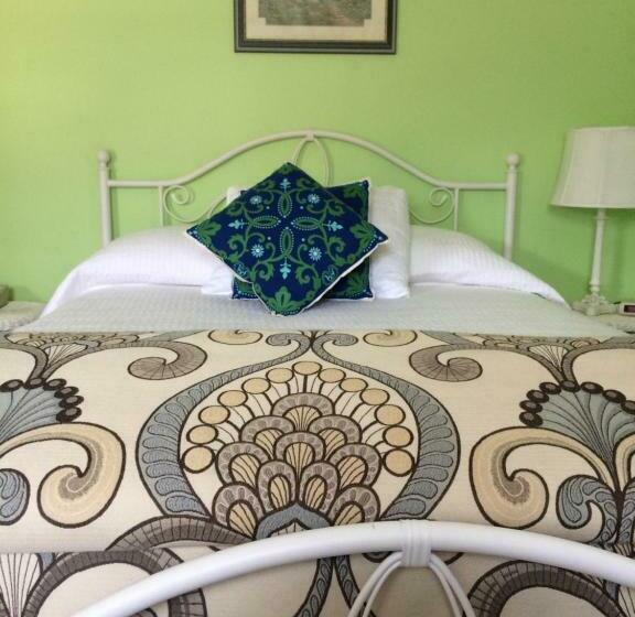 غرفة قياسية ثلاثية, Victoria's Historic Inn