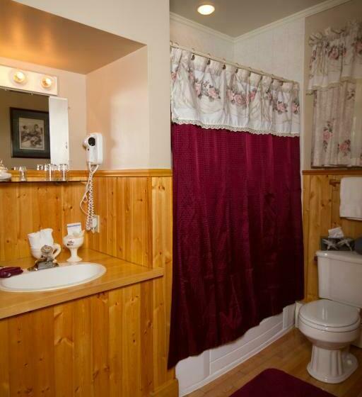 חדר סטנדרט לשלושה, Victoria's Historic Inn