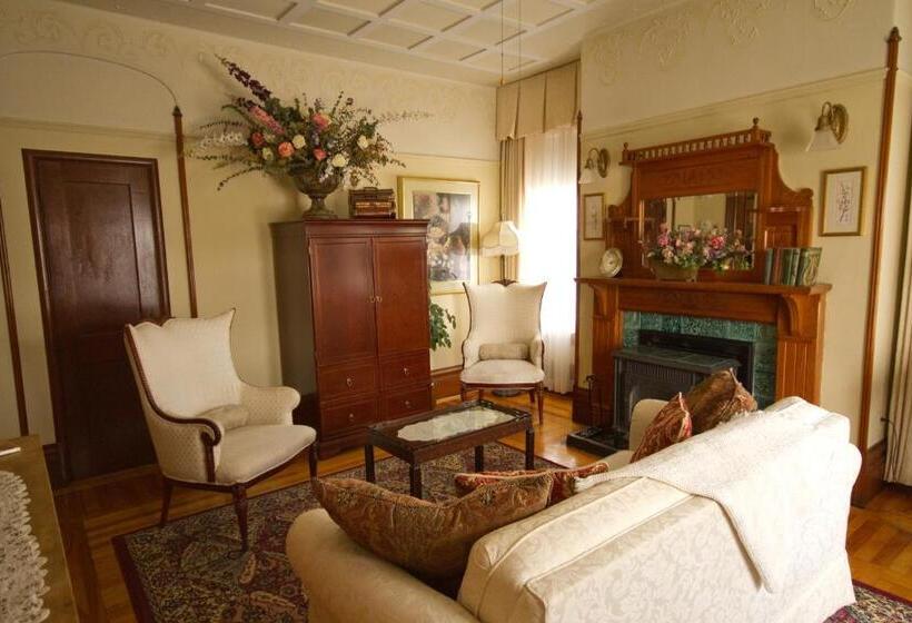 جناح مزود بجاكوزى, Victoria's Historic Inn