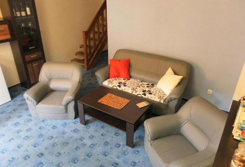 سوییت دوبلکس, U Královny Dagmar