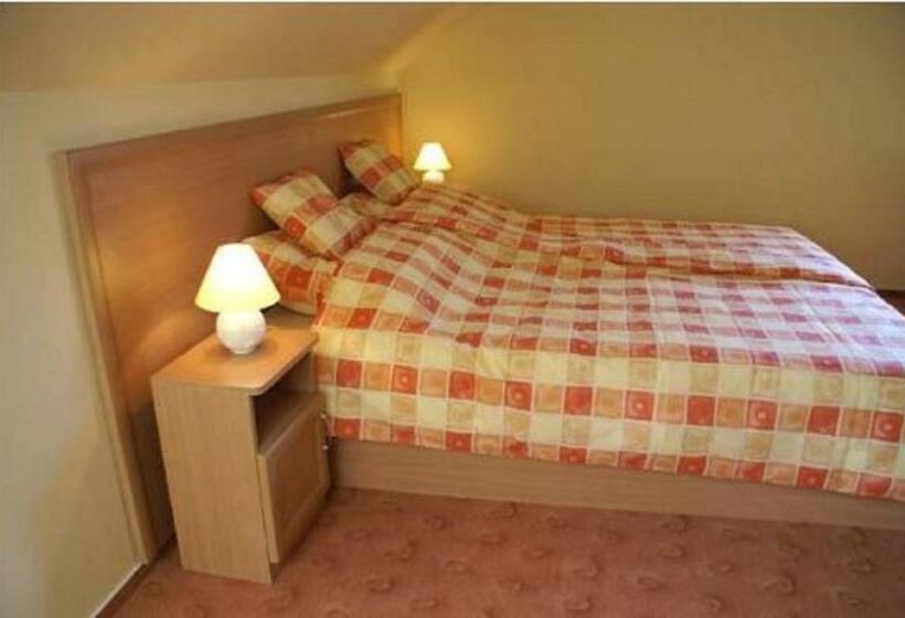 펜트하우스 룸, Turul étterem és Panzió