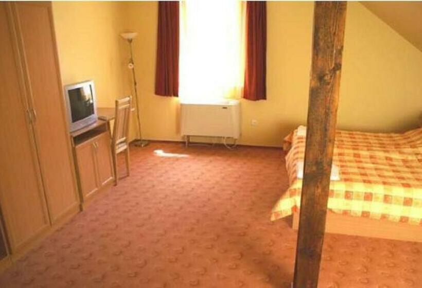 펜트하우스 룸, Turul étterem és Panzió