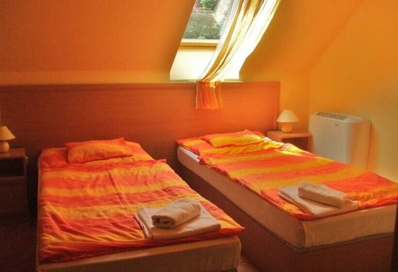 펜트하우스 룸, Turul étterem és Panzió