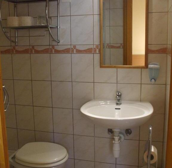 펜트하우스 룸, Turul étterem és Panzió