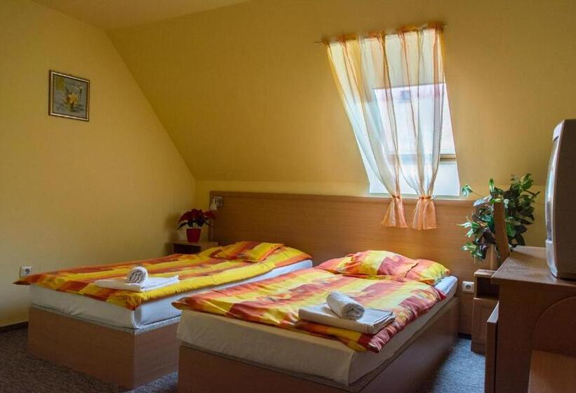 다락방 스탠다드 룸, Turul étterem és Panzió