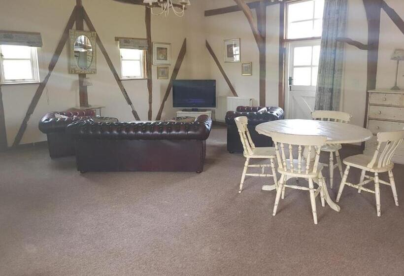 Suite with lake view, Common Leys Farm