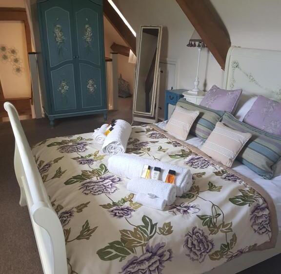 Suite with lake view, Common Leys Farm