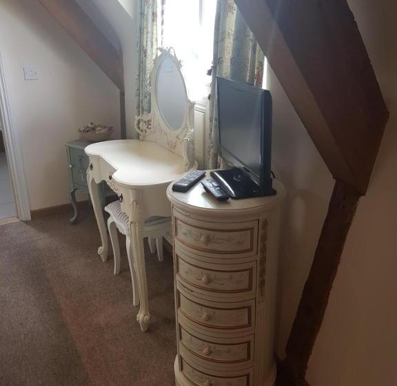 Suite with lake view, Common Leys Farm