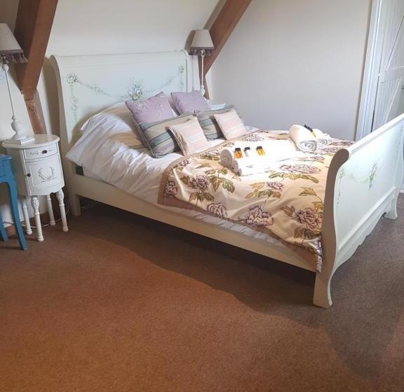 Suite with lake view, Common Leys Farm