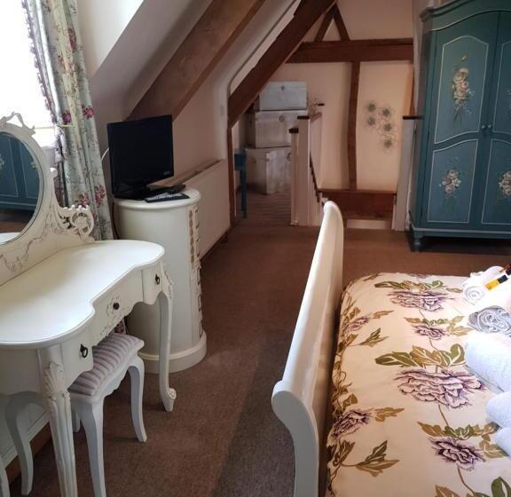 Suite with lake view, Common Leys Farm