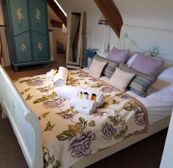 Suite with lake view, Common Leys Farm