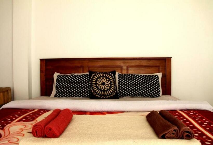 패밀리 룸, Chez Allen