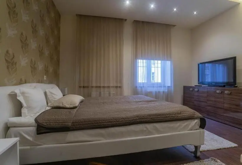 Studio Standard, Ankavi