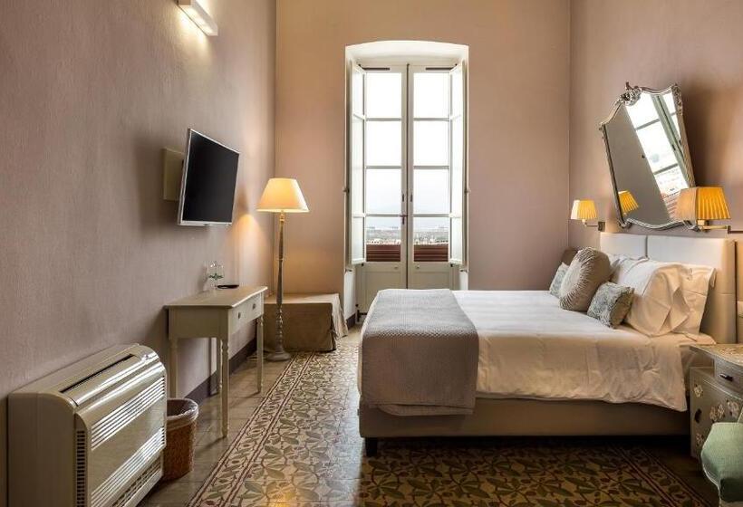 اتاق لوکس با چشم‌انداز دریا, Relais Santa Croce