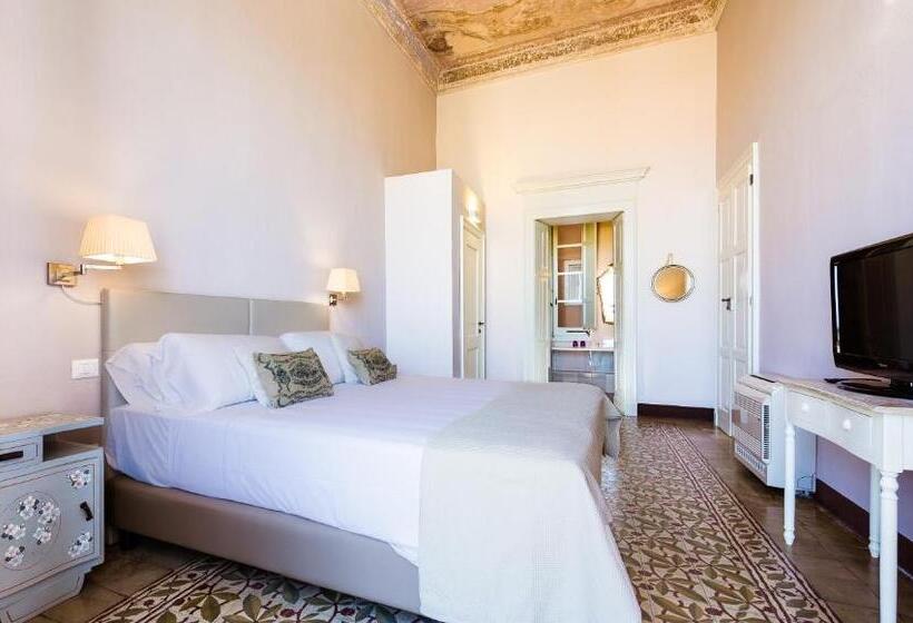 اتاق لوکس با چشم‌انداز دریا, Relais Santa Croce