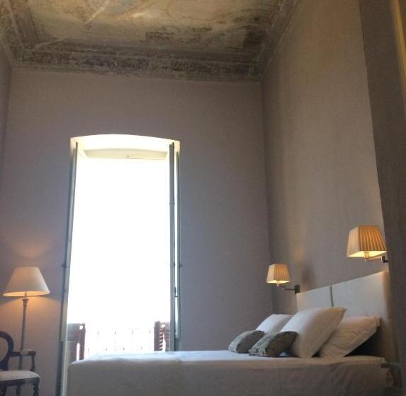 اتاق لوکس با چشم‌انداز دریا, Relais Santa Croce