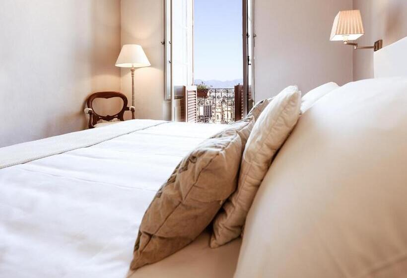 اتاق لوکس با چشم‌انداز دریا, Relais Santa Croce