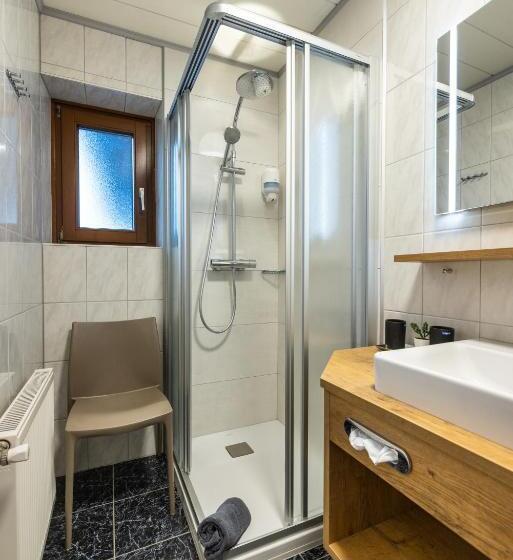 침실 4개 아파트, Sportpension Bergblick