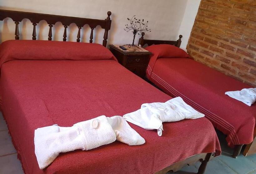 חדר סטנדרט לשלושה, El Castillito