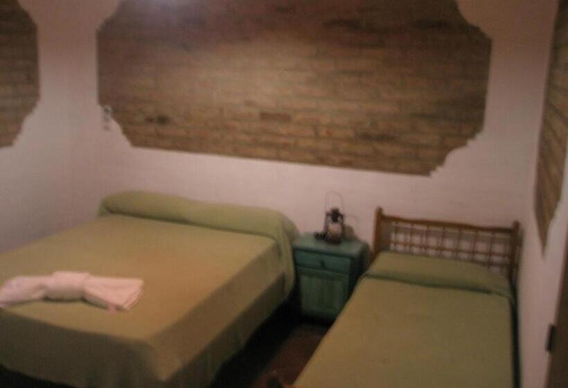 חדר סטנדרט לשלושה, El Castillito