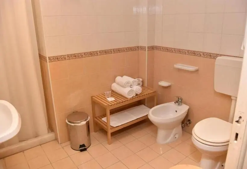 Basic Kolmen Hengen Huone, Affittacamere Sestiere Santa Caterina