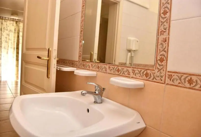 Basic Kolmen Hengen Huone, Affittacamere Sestiere Santa Caterina