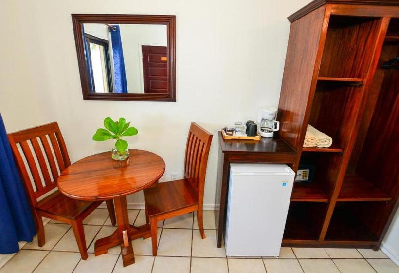 בקתה סטנדרטית, Coconut Row Boutique