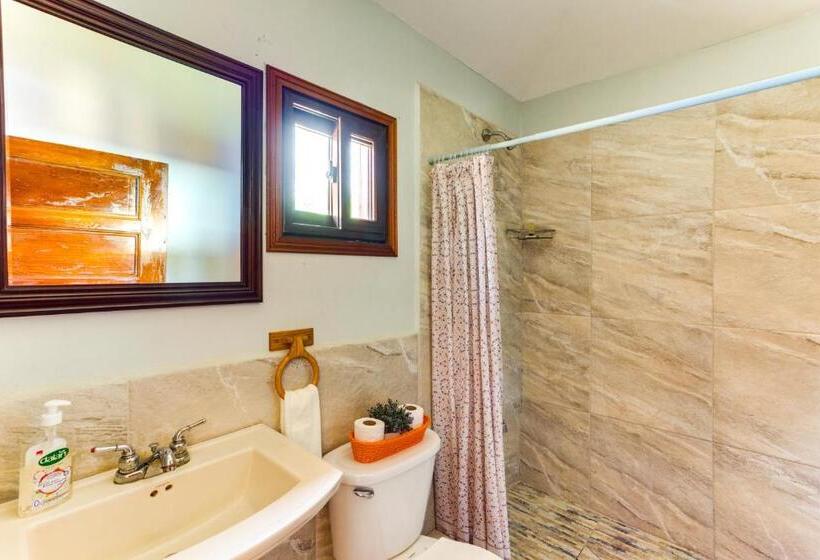 בקתה סטנדרטית עם נוף לים, Coconut Row Boutique