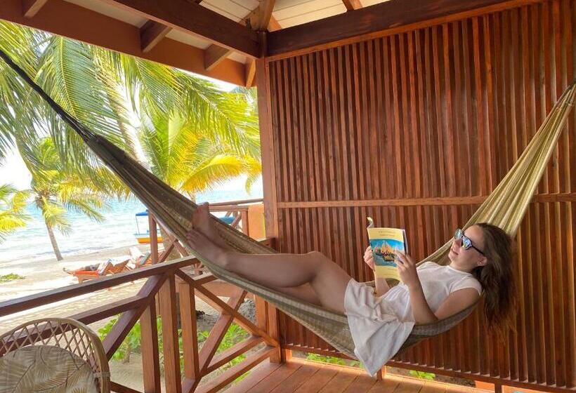 בקתה דלוקס, Coconut Row Boutique