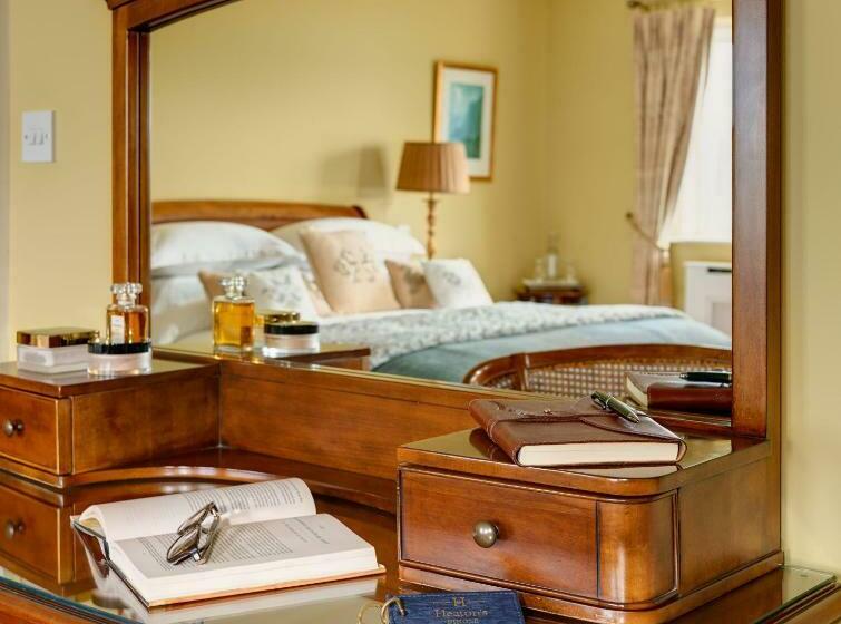 جناح جونيور, Heatons Guesthouse