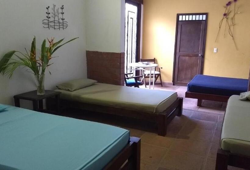 חדר משפחתי נוף לגינה, Hostal Casa De Los Virreyes