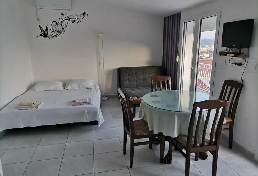 اتاق سه نفره سوپریور با چشم‌انداز دریا, Apartments Stevanovic
