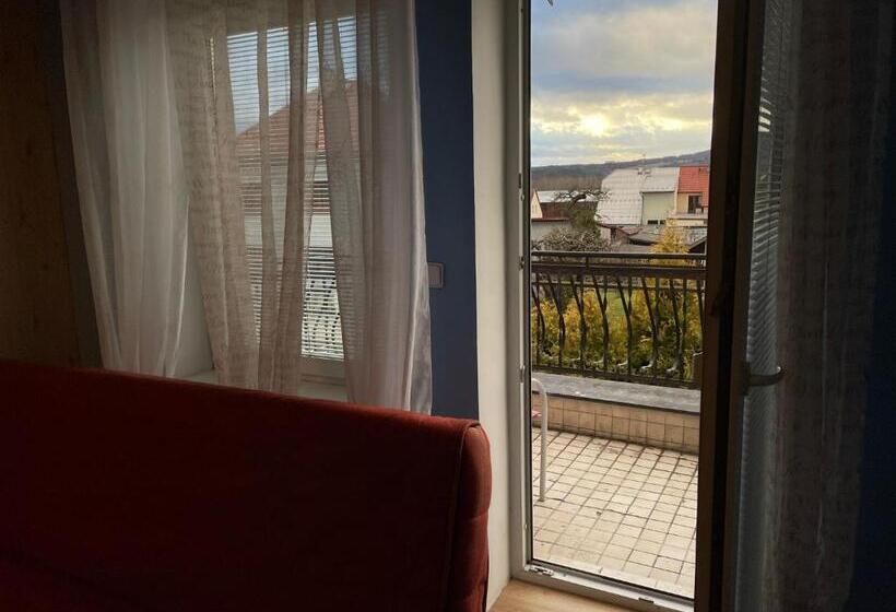 Четырехместный Номер Стандарт с Балконом, Guest House Na Kope Ku