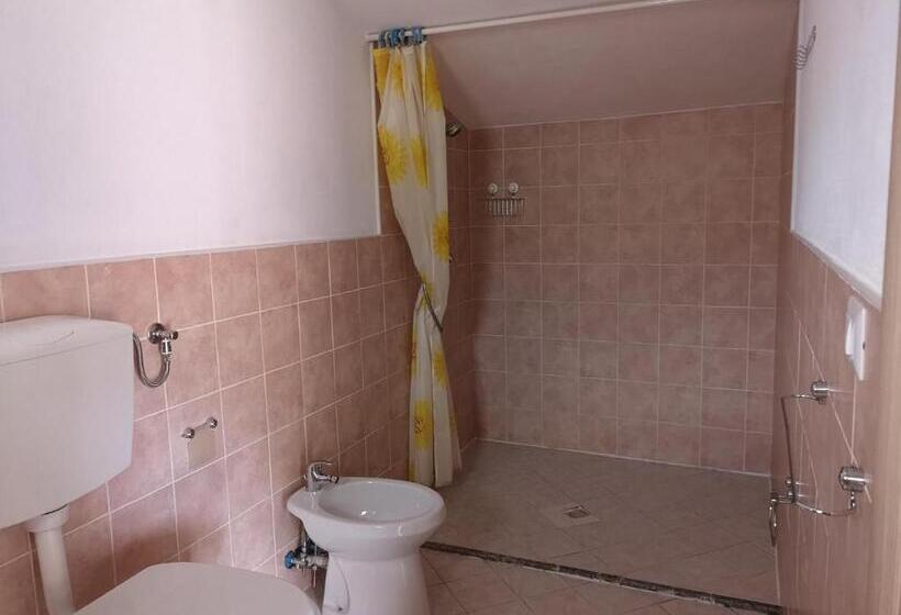 패밀리 룸, Fontana La Pietra