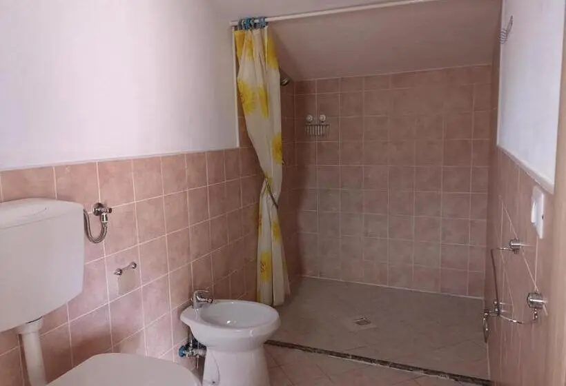 اتاق خانوادگی, Fontana La Pietra