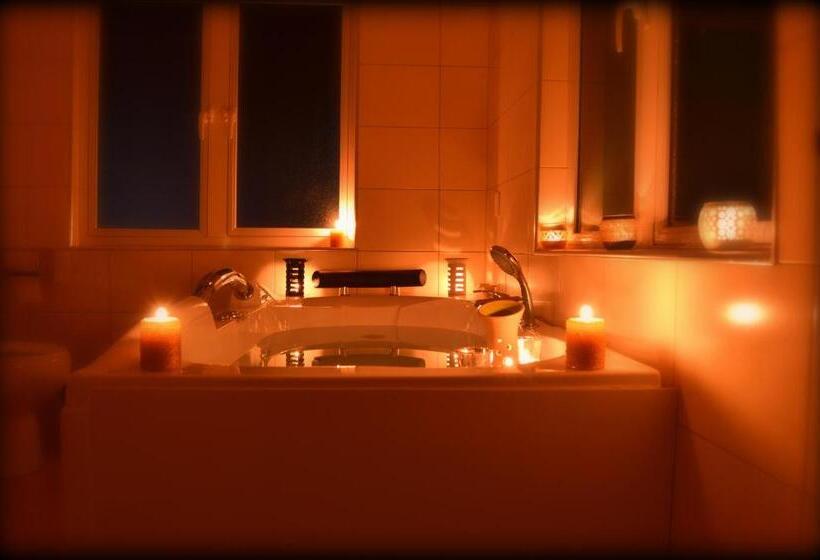 آپارتمان 1 خوابه با چشمانداز استخر, Niv Villa