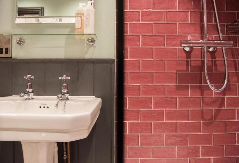 ファミリールーム, Helen Browning's Royal Oak