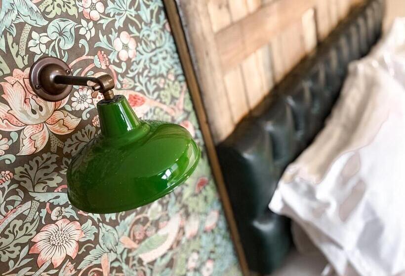 ファミリールーム, Helen Browning's Royal Oak