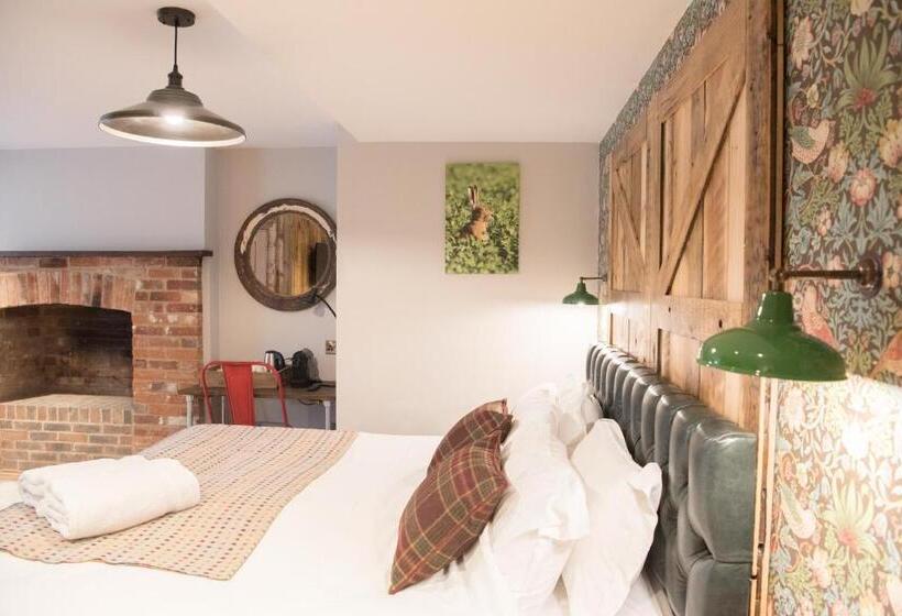 חדר משפחתי, Helen Browning's Royal Oak