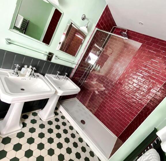 ファミリールーム, Helen Browning's Royal Oak