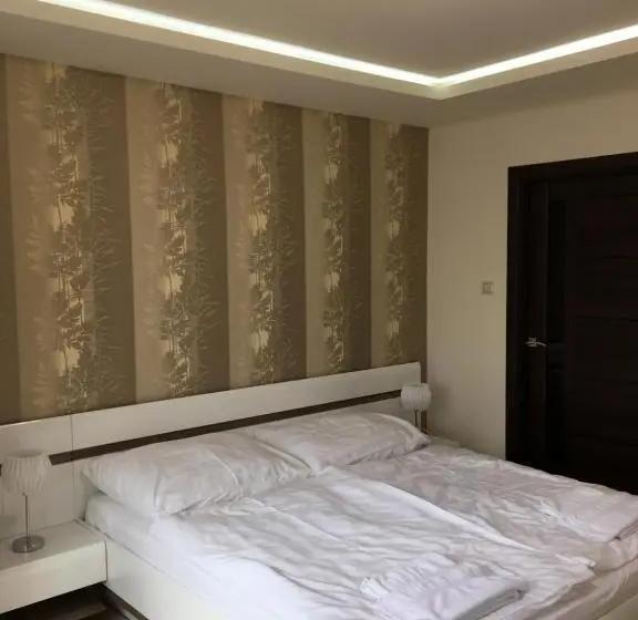 デラックススタジオ, Kristály Apartmanok