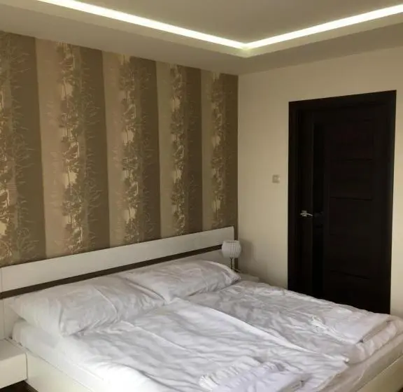 デラックススタジオ, Kristály Apartmanok