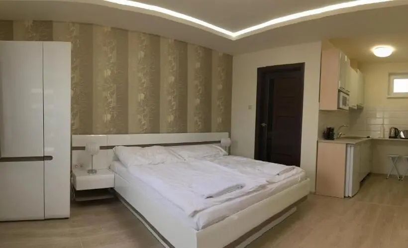 デラックススタジオ, Kristály Apartmanok